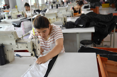 河北安新:反季制羽絨 實現(xiàn)家門口就業(yè)_圖片新聞_中國政府網(wǎng)